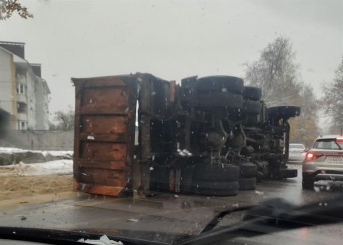 Грузовик с песком перекрыл дорогу в Воронеже