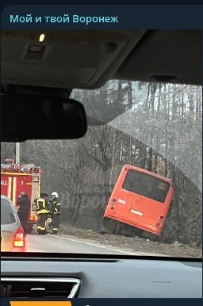 Съехавший с дороги автобус может стать причиной 2-километровой пробки на кольцевой дороге