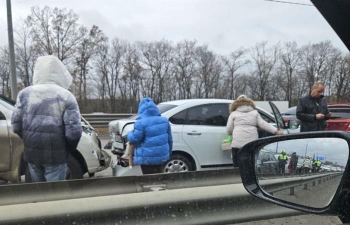 Внушительная пробка образовалась на выезде из Воронежа из-за аварии