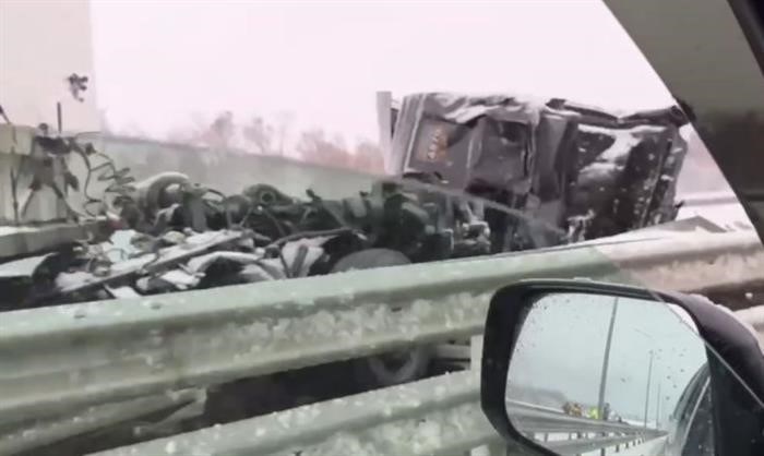 Появилось видео с места ДТП с участием грузовика, перекрывшего трассу в Воронежской области