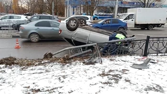 В Белгороде водитель легковушки попал под знак и был сбит с ног