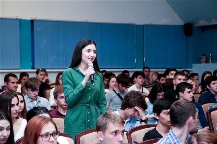 Начальник ГУ МВД России по СКФО генерал-лейтенант полиции Сергей Бачурин встретился со студентами филиала СКФУ в Пятигорске