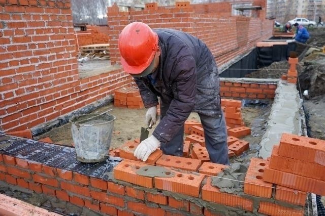 В Пензе участники программы реновации остались без новых квартир. Несколько лет назад им обещали построить новое здание рядом с их старым жильем в центре города. Однако теперь людям предлагают либо переехать на окраину, либо получить небольшие компенсации.