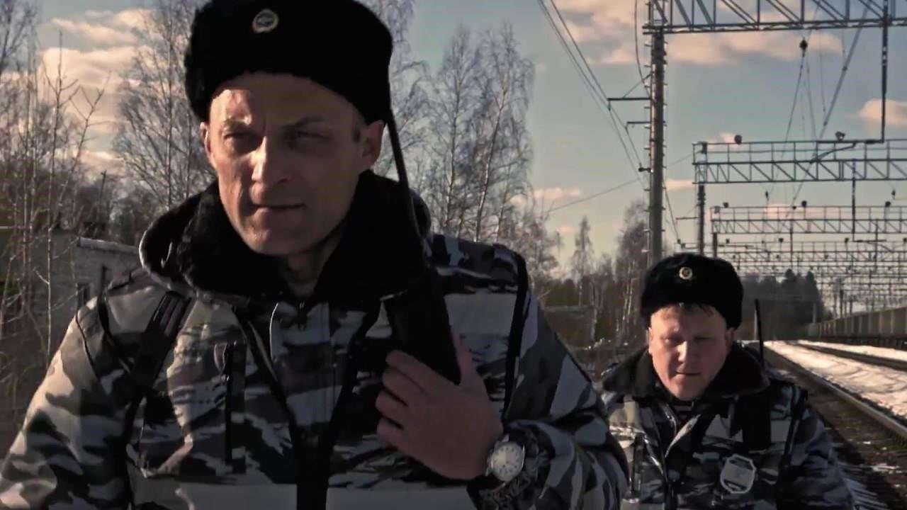 Группа офицеров из береговой группы экстренного реагирования, дислоцированной в прибрежных районах региона, спасла трех человек, попавших в разрывное течение. Благодаря быстрому мышлению и четким действиям им удалось спасти пострадавших от утопления, несмотря на сильное течение и бурное море.