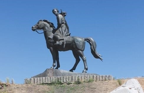 Изучите кип-эффект на ленте под подножием памятника