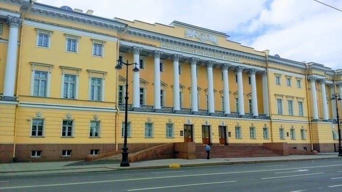 Как обращаться к судье во время судебного разбирательства?