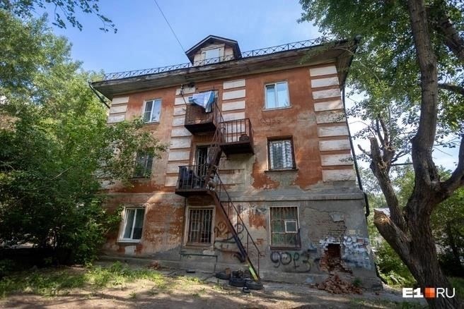 Почему старые здания не сносятся?